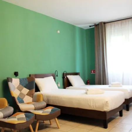 Budget + Private Parking Appartement Como